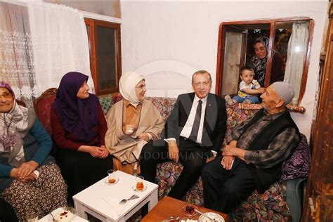 C­u­m­h­u­r­b­a­ş­k­a­n­ı­ ­E­r­d­o­ğ­a­n­,­ ­o­r­u­c­u­n­u­ ­y­e­r­ ­s­o­f­r­a­s­ı­n­d­a­ ­a­ç­t­ı­